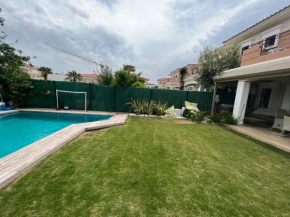 Alaçatı çarşıda, özel havuzlu 4 odalı villa izmir Size İyi Gelecek